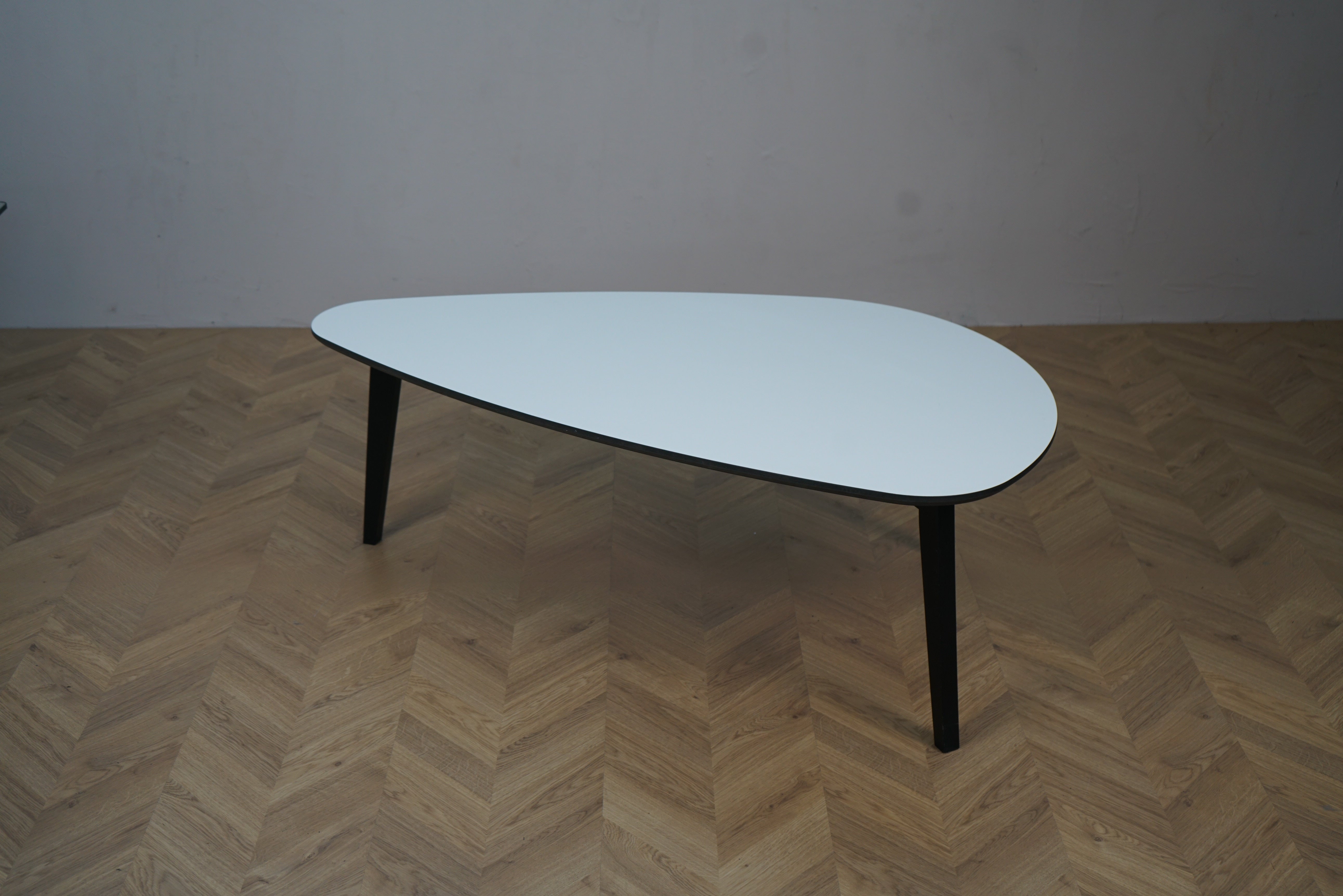 Sofabord med hvid plade og sorte ben set skråt forfra – 130x75x45 cm